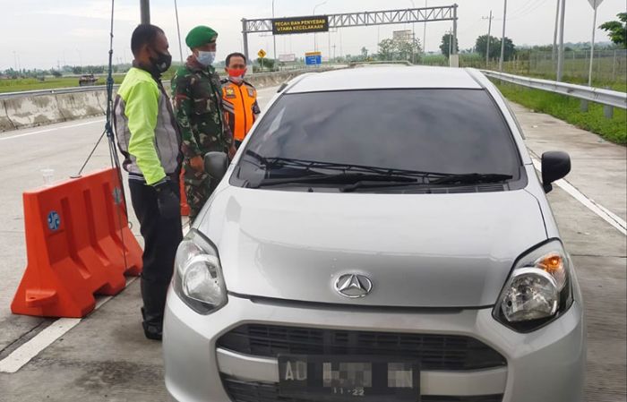 Cegah Penyebaran Covid-19, Tim Gabungan TNI-Polri Lakukan Pengecekan Mobil di Exit Tol Siliwangi 