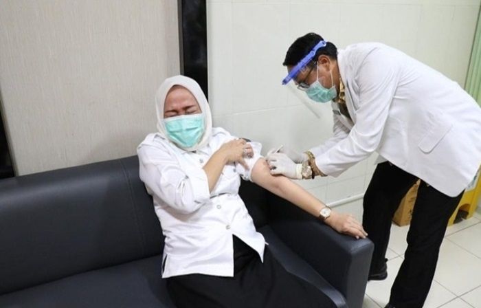 ​Awali Suntik Vaksin di Bojonegoro, Bupati Anna Muawannah Sempat Kesakitan
