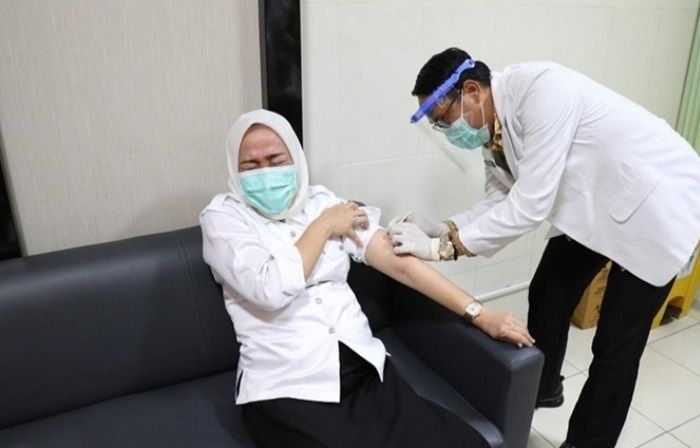 Awali Suntik Vaksin di Bojonegoro, Bupati Anna Muawannah Sempat Kesakitan Awali Suntik Vaksin di Bojonegoro, Bupati Anna Muawannah Sempat Kesakitan