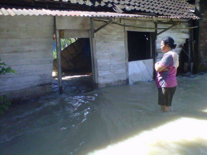 Dua Rumah Dihajar Air Luapan Kali Dua Rumah Dihajar Air Luapan Kali