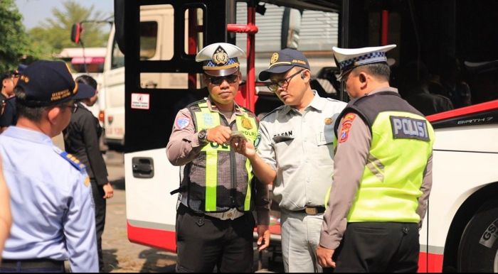 Pastikan Keselamatan Pemudik, Tim Gabungan Rampcheck Bus di Rest Area 726 B Wringinanom