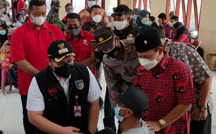 Bupati Kediri Tinjau Vaksinasi Massal yang Digelar PDIP di Balai Desa Sumberejo