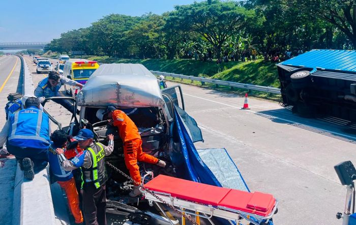 Diduga Sopir Mengantuk, Minibus Ringsek Seruduk Truk Boks Ekspedisi di Tol Solo–Ngawi