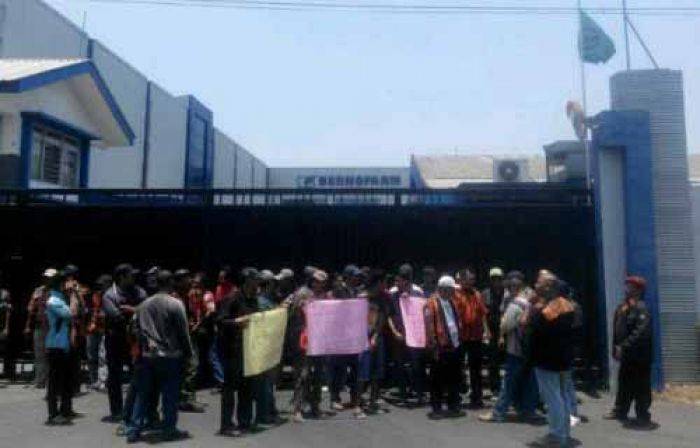 Air Sumur Tercemar, Warga Banjar Kemantren Sidoarjo Demo PT Benofarm Air Sumur Tercemar, Warga Banjar Kemantren Sidoarjo Demo PT Benofarm