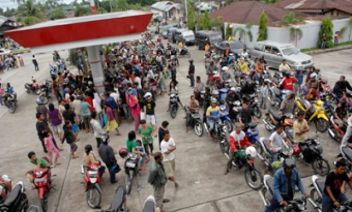 Konsumen Keluhkan Antrean di Pom Bensin Jember, Pemilik Salahkan Karyawannya Konsumen Keluhkan Antrean di Pom Bensin Jember, Pemilik Salahkan Karyawannya