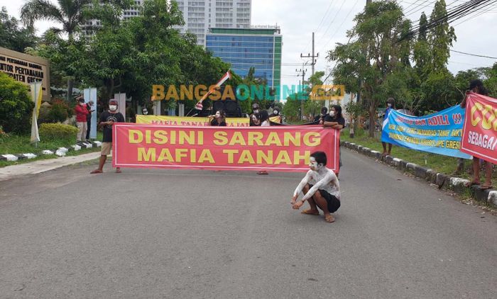 Tuntut Kepala BPN Gresik Dicopot, Aliansi Berantas Mafia Tanah Demo Telanjang Dada Tuntut Kepala BPN Gresik Dicopot, Aliansi Berantas Mafia Tanah Demo Telanjang Dada
