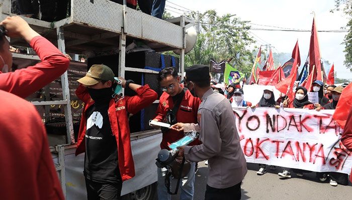 Polresta Sidoarjo Kawal Demo Mahasiswa dengan Humanis Polresta Sidoarjo Kawal Demo Mahasiswa dengan Humanis