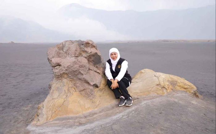 Duduki Batu Singa di Bromo, Khofifah Merapat ke Prabowo? Duduki Batu Singa di Bromo, Khofifah Merapat ke Prabowo?