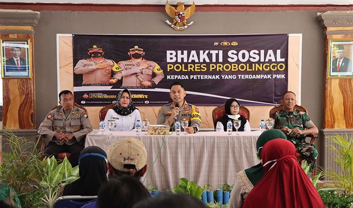 Prihatin atas Wabah PMK, Polres Probolinggo Beri Bantuan untuk Peternak Sapi di Wilayahnya Prihatin atas Wabah PMK, Polres Probolinggo Beri Bantuan untuk Peternak Sapi di Wilayahnya