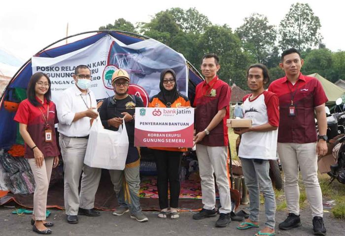 Bank Jatim Beri Bantuan untuk Pengungsi dan Relawan Erupsi Semeru Bank Jatim Beri Bantuan untuk Pengungsi dan Relawan Erupsi Semeru