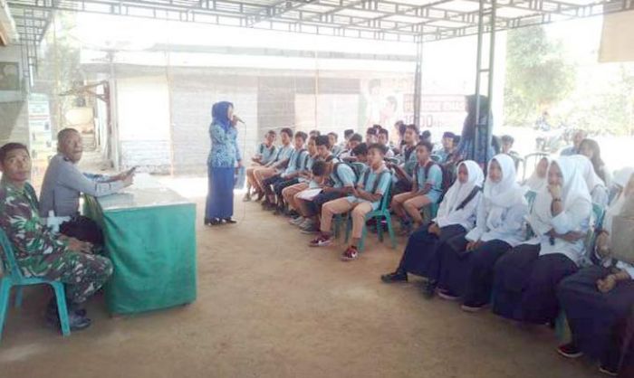 TMMD ke-105 Kodim Sampang, Sosialisasikan Upaya Pencegahan Pernikahan Dini TMMD ke-105 Kodim Sampang, Sosialisasikan Upaya Pencegahan Pernikahan Dini