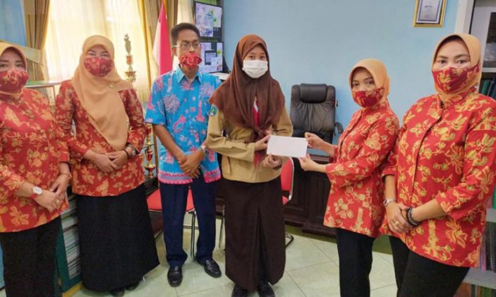 Bantu Siswa Kurang Mampu, Dharma Wanita Kota Batu Beri Beasiswa Bantu Siswa Kurang Mampu, Dharma Wanita Kota Batu Beri Beasiswa