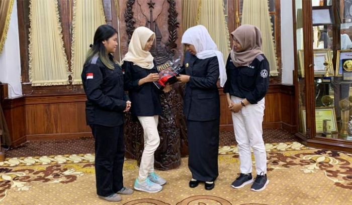 Jamu Juara Dunia Kapal Robot dari ITS, Khofifah: RnD dan Inovasi Tak Kenal Kata Henti Jamu Juara Dunia Kapal Robot dari ITS, Khofifah: RnD dan Inovasi Tak Kenal Kata Henti
