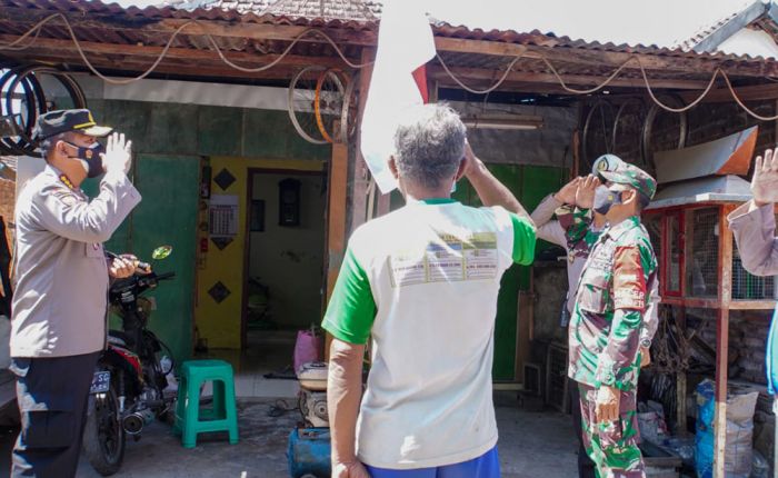Bagi Sembako ke Desa Kedungcangkring, Kapolresta Sidoarjo Ajak Warga Hormat ke Bendera Merah Putih