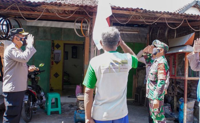 Bagi Sembako ke Desa Kedungcangkring, Kapolresta Sidoarjo Ajak Warga Hormat ke Bendera Merah Putih Bagi Sembako ke Desa Kedungcangkring, Kapolresta Sidoarjo Ajak Warga Hormat ke Bendera Merah Putih