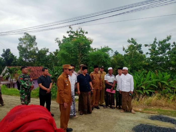 Bupati Pamekasan Tinjau Perbaikan Jalan Swadaya Warga Desa Pasanggar Sepanjang 10 Km