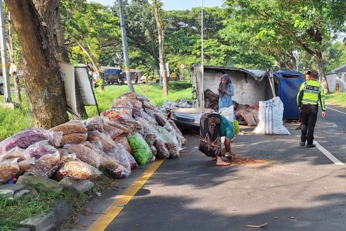 Diduga Pecah Ban, Pikap Bermuatan Kerupuk Mentah di Bangkalan Teguling