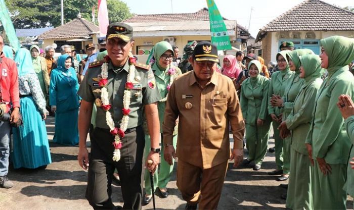 Pangdam V/Brawijaya Serahkan Bantuan Sembako di Lokasi TMMD Sidoarjo