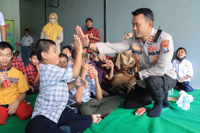 Peringati Hari Disabilitas Internasional, Polres Madiun Gelar Baksos di Panti Asuhan Peringati Hari Disabilitas Internasional, Polres Madiun Gelar Baksos di Panti Asuhan
