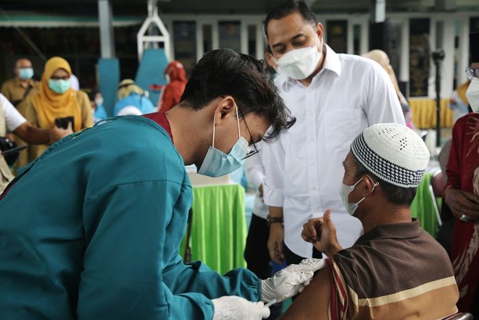 Tinjau Vaksinasi Massal, Cak Eri Pastikan 394 Ribu Warga Surabaya Sudah Divaksin Tinjau Vaksinasi Massal, Cak Eri Pastikan 394 Ribu Warga Surabaya Sudah Divaksin