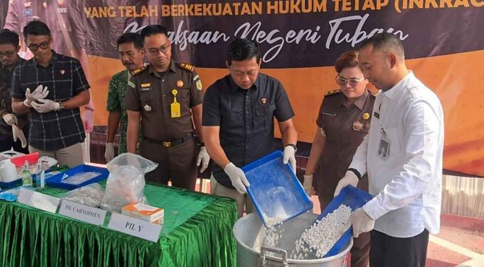 Kejari Tuban Musnahkan Barang Bukti 70 Perkara, Termasuk Sabu dan Ribuan Pil Terlarang Kejari Tuban Musnahkan Barang Bukti 70 Perkara, Termasuk Sabu dan Ribuan Pil Terlarang