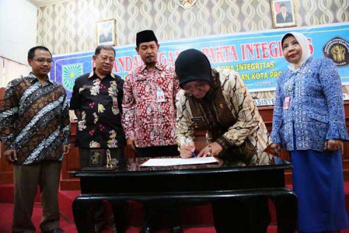 Wujudkan Pelayanan Bebas KKN, Wali Kota Probolingo Teken Pakta Integritas dengan BPMPP 