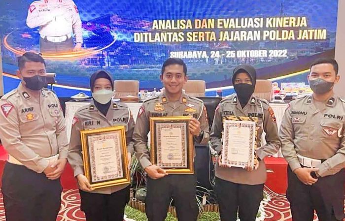Raih Tiga Penghargaan, Kasatlantas Polres Pasuruan: Tetap Fokus dan Terus Layanani Masyarakat Raih Tiga Penghargaan, Kasatlantas Polres Pasuruan: Tetap Fokus dan Terus Layanani Masyarakat