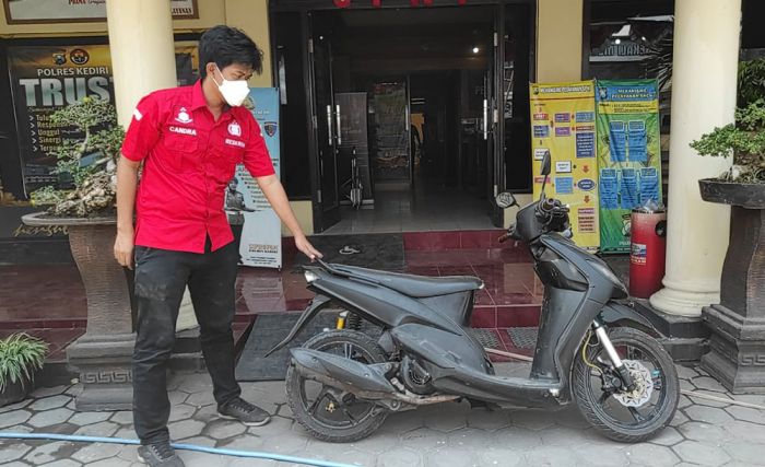 Pencuri Motor di Kras Kediri Viral, Tinggalkan Motor Butut Miliknya Tanpa Pelat Nomor Pencuri Motor di Kras Kediri Viral, Tinggalkan Motor Butut Miliknya Tanpa Pelat Nomor