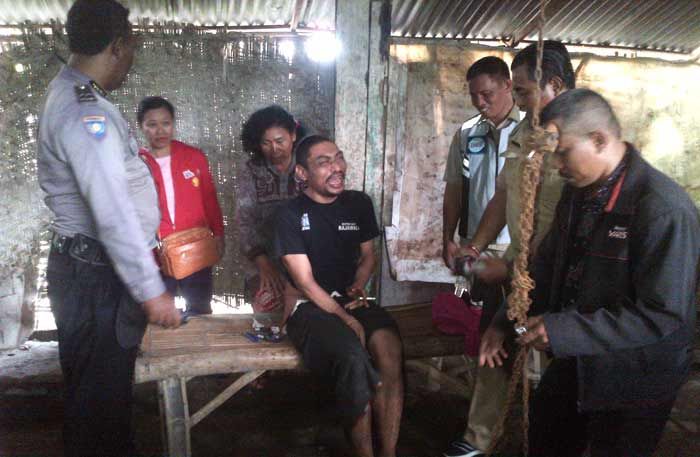 Nyaris Bakar Rumah, Pemuda Asal Desa Kupang Mojokerto Dibawa ke RSJ Malang Nyaris Bakar Rumah, Pemuda Asal Desa Kupang Mojokerto Dibawa ke RSJ Malang