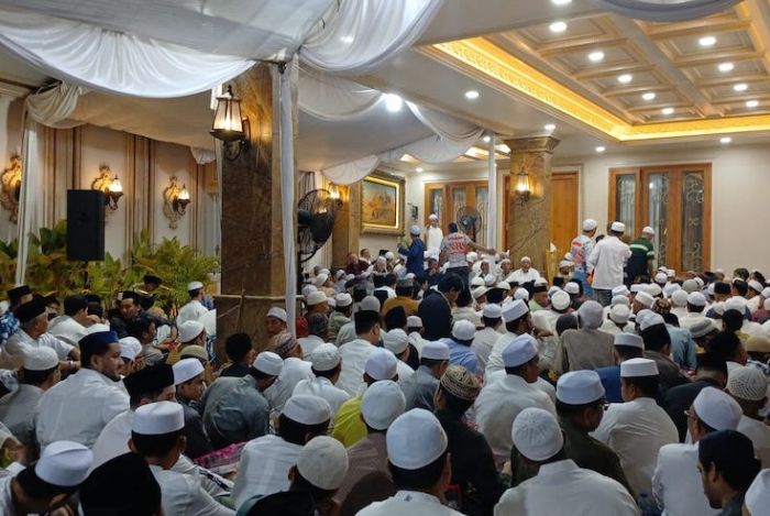 Doa Bersama 40 Hari Meninggalnya Ibunda Pengusaha Madura Dihadiri Ribuan Warga Doa Bersama 40 Hari Meninggalnya Ibunda Pengusaha Madura Dihadiri Ribuan Warga