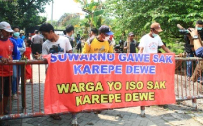 Warga Entalsewu Sidoarjo Gruduk Balai Desa Protes Kandang Sapi H Suwarno