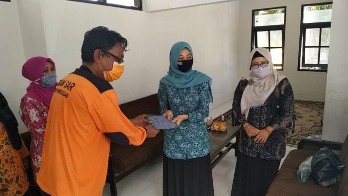 Peduli Terhadap FRPB Sebagai Relawan Covid-19, PKK Pamekasan Berikan Bantuan Masker dan Suplemen