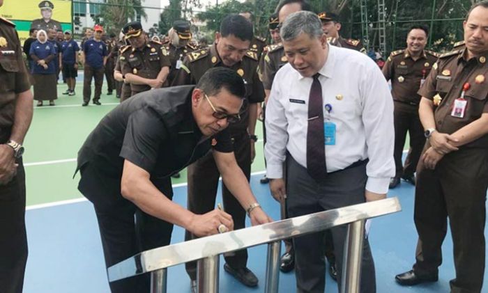 Kajati Jatim Resmikan Lapangan Futsal dan Tenis Kajati Jatim Resmikan Lapangan Futsal dan Tenis