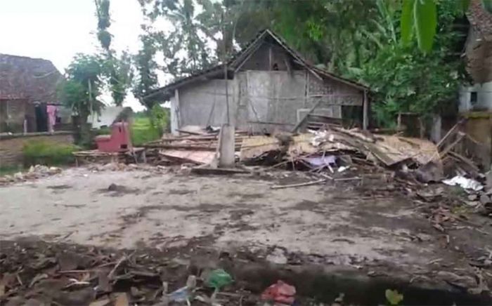 Akibat Cuaca Ekstrem, 1 Rumah di Jember Roboh Akibat Cuaca Ekstrem, 1 Rumah di Jember Roboh
