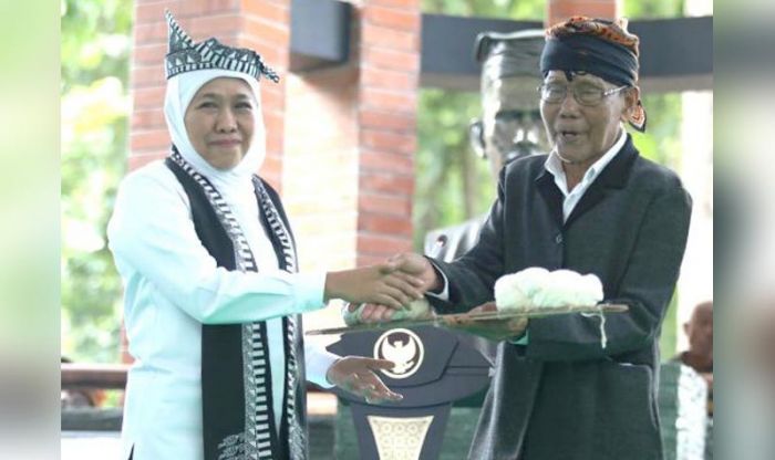 Gubernur Khofifah Dikukuhkan sebagai Warga Kehormatan Sedulur Sikep Samin Bojonegoro Gubernur Khofifah Dikukuhkan sebagai Warga Kehormatan Sedulur Sikep Samin Bojonegoro