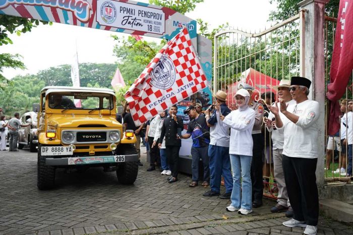 Wali Kota Kediri Berangkatkan Rally Wisata Mobil Kuno, Ajak Promosikan Sejarah