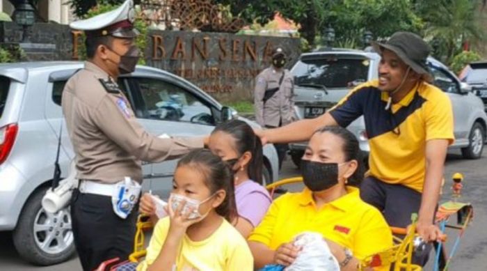 Satlantas Polres Probolinggo Kota Bagikan Masker di Pasar Tugu Alun-Alun Satlantas Polres Probolinggo Kota Bagikan Masker di Pasar Tugu Alun-Alun