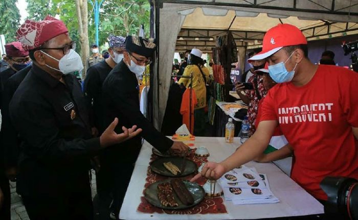 Nikmatnya Menyantap Pepesan Sidat di Oling River Food Festival Nikmatnya Menyantap Pepesan Sidat di Oling River Food Festival