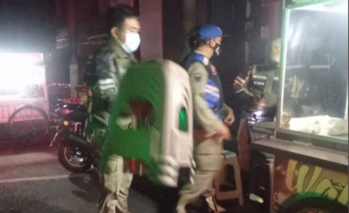 Gelar Patroli, Satpol PP Kota Kediri Tindak Warnas dan Warkop yang Masih Sediakan Kursi Gelar Patroli, Satpol PP Kota Kediri Tindak Warnas dan Warkop yang Masih Sediakan Kursi