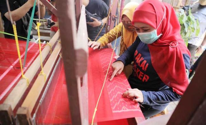 Apresiasi Tenun Ikat Kediri, Khofifah: Keren Sekali, akan Jadi Ikon baru Seragam Perkantoran Apresiasi Tenun Ikat Kediri, Khofifah: Keren Sekali, akan Jadi Ikon baru Seragam Perkantoran