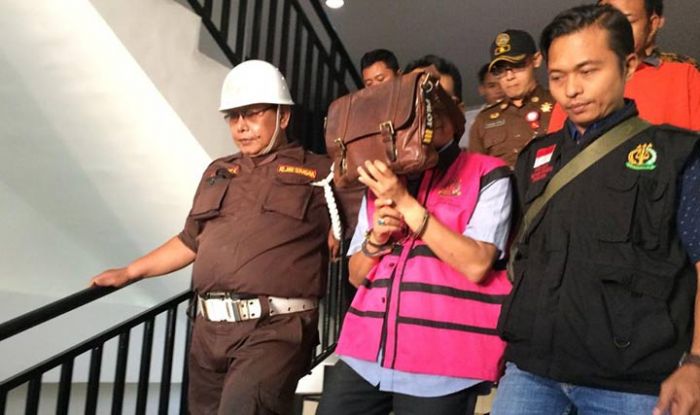 Berkas Dilimpahkan, PNS Tersangka Pungli di Dinas ESDM Jatim Resmi Ditahan Berkas Dilimpahkan, PNS Tersangka Pungli di Dinas ESDM Jatim Resmi Ditahan