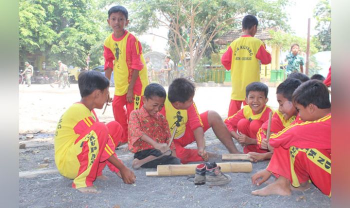 Sandy, Bocah Tuna Daksa Siswa SDN Kupang Jabon yang Ingin Mandiri Sandy, Bocah Tuna Daksa Siswa SDN Kupang Jabon yang Ingin Mandiri