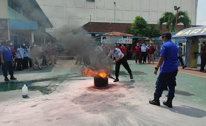 Antisipasi Kebakaran, Petugas Lapas Kelas IIB Blitar Dilatih Memadamkan Api Antisipasi Kebakaran, Petugas Lapas Kelas IIB Blitar Dilatih Memadamkan Api