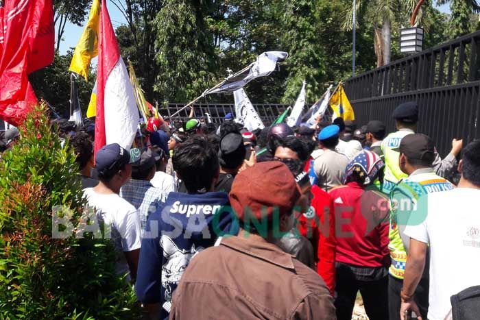 Pagar Kantor Pemkab Gresik Roboh, Aksi Demo Menolak Revitalisasi Alun-Alun Ricuh Pagar Kantor Pemkab Gresik Roboh, Aksi Demo Menolak Revitalisasi Alun-Alun Ricuh