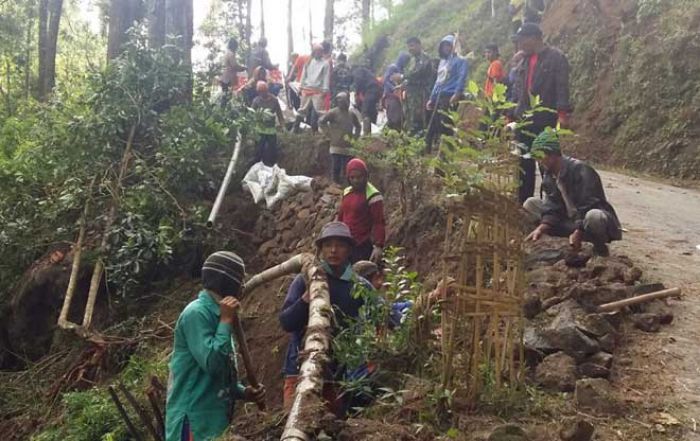Longsor, Jalur Desa Genilangit - Dukuh Wonomulyo Ditambal Tanggul Longsor, Jalur Desa Genilangit - Dukuh Wonomulyo Ditambal Tanggul
