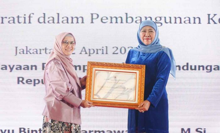Terima Penghargaan dari Menteri PPPA, Khofifah Ajak Perempuan Jadi Juru Damai Terima Penghargaan dari Menteri PPPA, Khofifah Ajak Perempuan Jadi Juru Damai