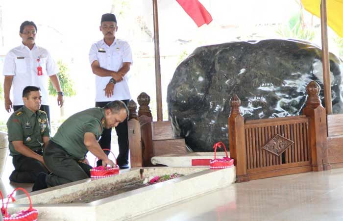 Pangdam V Brawijaya Cek Kesiapan Kedatangan Panglima TNI ke Makam Bung Karno Pangdam V Brawijaya Cek Kesiapan Kedatangan Panglima TNI ke Makam Bung Karno