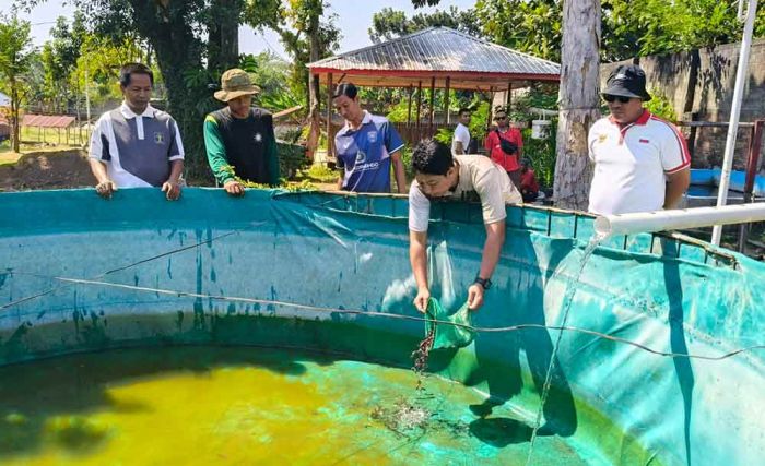 Berdayakan Warga Binaan, Kalapas Kediri Tebar 2.000 Ekor Bibit Lele