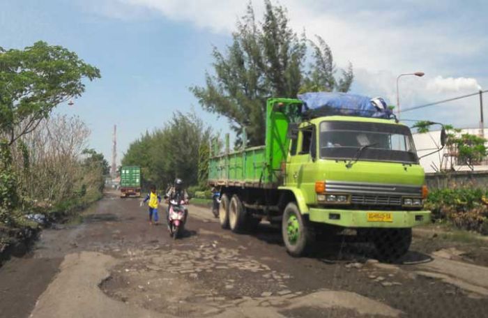 Pemkab Gresik Keluhkan Jalan Rusak Akibat Kendaraan Bermuatan Lebihi Tonase Pemkab Gresik Keluhkan Jalan Rusak Akibat Kendaraan Bermuatan Lebihi Tonase