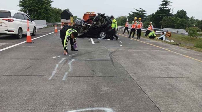 Kecelakaan Maut di Gerbang Tol Ciawi; 8 Tewas, 11 Luka-luka Kecelakaan Maut di Gerbang Tol Ciawi; 8 Tewas, 11 Luka-luka
